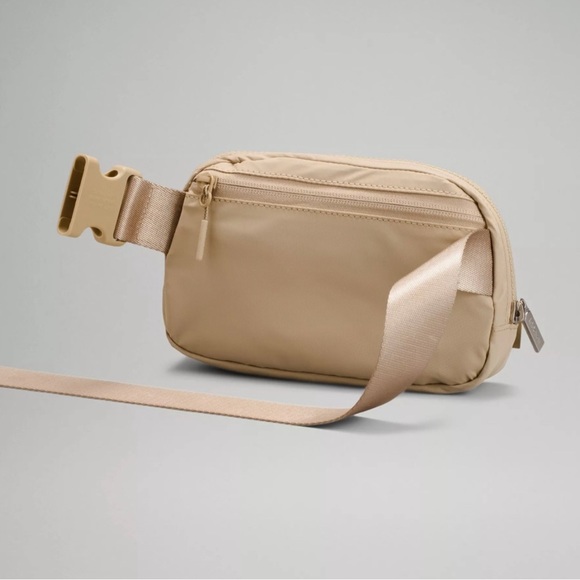 ✨Lululemon Everywhere Belt Bag-Trench 1L✨ - Picture 3 of 4